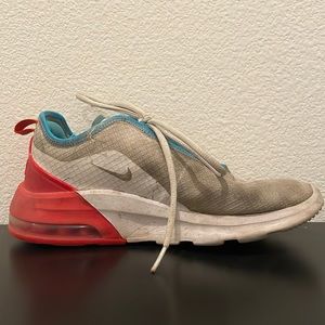 Women’s Nike tennis shoes